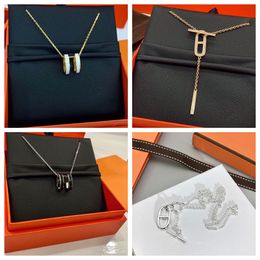 Neue modische Halsketten Top-Halsketten mit Initialen für Frauen und Mädchen. Halskette mit Anhänger im Minimalismus-Stil, Schmuck für den Alltag, personalisierte Geschenke für Sie