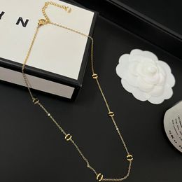Neue Familie Love Gift Halsketten 18K Gold plattiert Boutique Schmuck Langketten Designer Luxusketten Halsketten mit korrektem Herbst Neu einfacher Mode Halskette