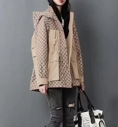 23SS Designer Trench Coat Women Autumn Pane Paneled dragkedja Lång ärm flera fickor Kvinnor jacka rockar