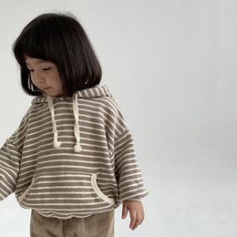 Pullover Autumn Baby Striped Hooded Sweatshirt 2023 Långärmad barn hoodie för pojkar och flickor Lossa avslappnade toppar 9m 3 T 231027