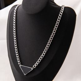 Catene all'ingrosso di design 5 pezzi Pendenti neri Triangolo della moda Catena per maglione con pendente in acciaio al titanio per Hip Hop