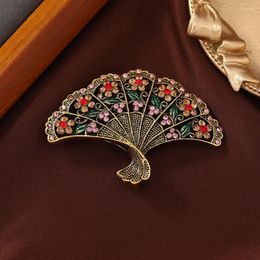 Brooches Women Men Vintage Classic Fan Metal Pins Fashion Unisex Retro Crystal Ancient Gold Colour Coat Clothing Badges Jewellery