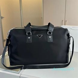 Designer Fashion Luxury Unisex Duffel Bags Spacious Body Minimalist Atmosphere Leisure Time Versatile Duffelbags