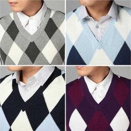 2018 Fashion Design V Neck Male Waistcoat Knitted Vest Men Sleeveless Sweater Argyle Pattern Pink Purple Grey Navy315Y