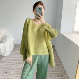 Women's T Shirts A Woman's Solid Coloured Cape Coat Miyake Pleated 2023 Summer Crewneck Niche Design Shawl Top