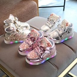 Boots 2023 Kids Light Up Sneakers Girls Bling Bowtie Shoes With Luminous Sole Designer Brand Glowing G06085