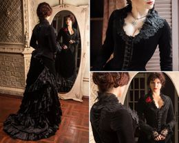 Gotisches schwarzes viktorianisches Hochzeitskleid mit langen Ärmeln, historisches Vintage-Kostüm, Samt-Brautkleider, Spitzenapplikationen, Jacke und Rüschenrock, Crimson Peak, vergoldetes Alter