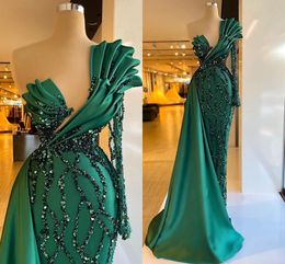 2023 vestidos de fiesta de graduación Mermaid verde esmeralda Vestidos de fiesta de lentejuelas de hombro Ruffles Glitter Celebridades hechas a la noche BC14393 GB1020A2