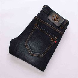 Jeans da uomo blu scuro 2021 Pantaloni lunghi elastici slim primavera Youth Small Foot Tendenza versatile