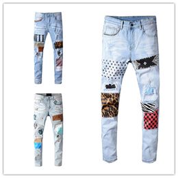 2023 Jeans da uomo Jeans europei Lettera Stella Uomo Ricamo Patchwork strappato per pantaloni da uomo da moto di marca di tendenza Skinny