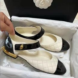Zapatos casuales de alta calidad 2022 zapatos mary jane de diseñador zapatos de mujer con hebilla retro de lujo punta redonda niñas damas Resort Beach Banquet negro blanco ballet plano 34-40