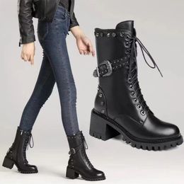 Stivali alti Chelsea estivi da donna 2022 Scarpe nuove con tacco invernale Moda sexy décolleté caldi con caviglia Décolleté con lacci Piattaforma sportiva da donna Tacco nero in pelle PU