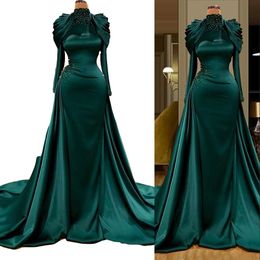 2022 Hunter Green Prom Dresses Abito da sera Abbigliamento Musulmano Arabo Verde smeraldo Sirena Collo alto Sexy maniche lunghe Perline di cristallo Perle Abiti da festa formale