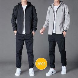 Men's Tracksuits Mens Two Pieces Set Hooded Jacket and Pants Set Autumn Men Tracksuit Fashion Sportswear Solid Colour Casual Male Sports Suit 220909