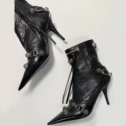 2023 Cagole sheepskin boots belt buckle decorative side zipper locomotive sexy pointy fashion boots high heels luxury designer women's factory shoes oo