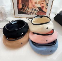 Triángulo de moda de berina para mujeres Diseñador de color sólido Cashmere Dome Bouts Gaps Lady Outdoor Travel Otoño Invierno Invierno Gonnet Hats en venta