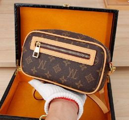 Designers Clutch Bags Men and Women Luxurys Handbags Classic Large Capacity Brown Purses Business POUCH Wash Bag