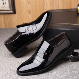 Dress Shoes Style Invisible Inside Heighten Men Shoes Pointed Bright Leather Patent Business Dress Men Marriage 220913