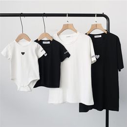 Family Matching Outfits Summer Parent-child T-shirts Casual Children's Clothing Korean Family Outfit Leisure Small Love Short Sleeve Top Look 220914
