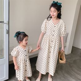 Family Matching Outfits Summer Mother Daughter Wear Mom Baby Mommy and Me Polk Dots Short Sleeve Chiffon Dress Girls Women Family Matching Outfits 220914