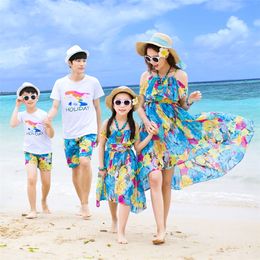 Family Matching Outfits Summer Family Matching Outfits Mother Daughter Beach Floral Off-shoulder Dresses Dad Son T-shirtPants Mommy and Me Dress 220914