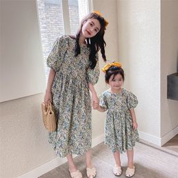 Family Matching Outfits Summer Parent-child Dress Mother and Daughter Round Neck Chiffon Floral Dress 220914