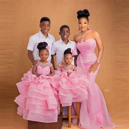 Family Matching Outfits Sweet Mother And Daughter Pink Tulle Prom Dresses For Pography Charm Ruffles Tiered Mom And Kids Wedding Party Ball Gowns 220914