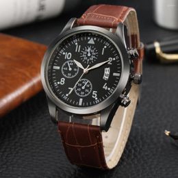 Armbanduhr Armbanduhrenm￤nner einzigartig falsche 3 Augen Kalender leuchtend digitales Zifferblatt brauner Lederband Schwarz Cover M￤nnliche Quarz Uhr Gegenwart