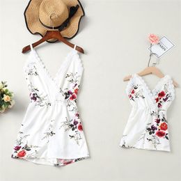 Family Matching Outfits Mom and Me Family Matching Clothes Mother Daughter Beach Party Rompers Sexy Summer V-neck Floral Print Jumpsuit Family Look 220914