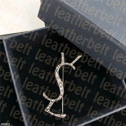 Designer Brooches Simple Letter Pins Women Engagement Brooches Silver Plated Mens Party Brooch with Box