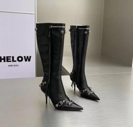 Lambskin deri diz yüksek botları saplama tokası süslenmiş yan fermuarlı ayakkabılar sivri uçlu stiletto topuk uzun bot lüks tasarımcılar kadınlar için ayakkabı fabrika ayakkabı