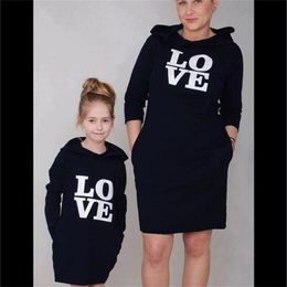 Family Matching Outfits Long-sleeve Mom Girls Hooded Sweatshirt Dresses for Famiy LOVE Letter Print Dress Mother and Daughter Matching Clothes Outfits 220915