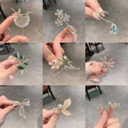2022 new fashion fawn Brooch simple temperament suit pin fixed clothes button pin cat's eye Rhinestone Brooch