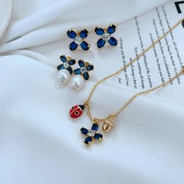 -Collar de semental Set Super A CALIDAD REAL 18K Gold Blue Crystal Brand Flower Ladybug Pine Conos de aretes Pendientes