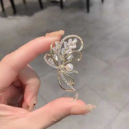 Korean Brooch women's high-grade temperament bouquet pearl tide personalized pin collar buckle anti light accessories Brooch