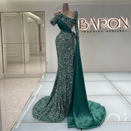 2023 Hunter Yeşil Paplı Bölünmüş Balo Elbiseleri Bir Omuz Uzun Kollu Gece Elbisesi Arap Bling Bling Kadın Önlükleri Vestidos