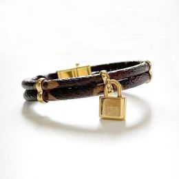 Designer charme pulseiras jóias prata preto pulseiras de couro homens charme pulseira para mulheres larga alça de mão marrom flor padrão selo de ouro impresso moda