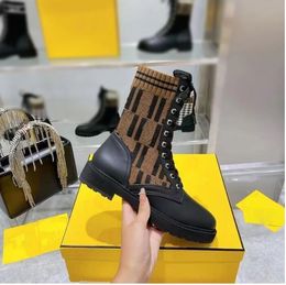 Stivali Black Ankle Biker chunky platform flats combat Boots tacco basso stivaletti stringati catene in pelle logo fibbia donna designer di lusso fabbrica di scarpe Footwear3