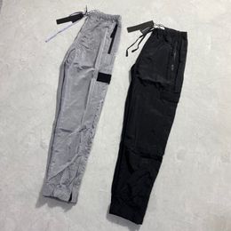 Дизайнеры брендов брюки каменной металл нейлоновый карман вышитый значок повседневные брюки тонкие отражающие островные брюки размер M-2XL