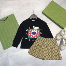 Venta al por mayor de Juegos de ropa para ni￱os m￡s Velvet Fashion British Tops Marca Autumn and Winter Childrens Treasures Ni￱as Cotton Dos piezas Dise￱ador de lujo Skirt Skirt Pantal