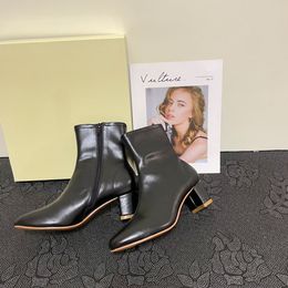 Stivaletti in pelle Lady Sofia Stivaletti eleganti da donna di lusso firmati Stivaletti con cerniera in pelle bovina nera bianca