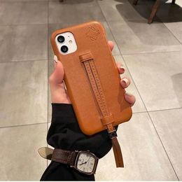 Fashion Leather Designers Iphone Cases Wrist Strap Phone Cases For Iphone 14 Promax 14 Pro 14 13pro 12 11 Pro Cellphone Protect Case yh