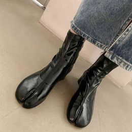 Boots Cute Personality Split Toe Winter New Korean Version Net Red Thick Middle Heel Side Zipper Pig Hoof Short