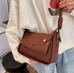 Women's bag in autumn and winter of 2022 is simple and fashionable. Small square handbag can be buckled. One shoulder messenger bag