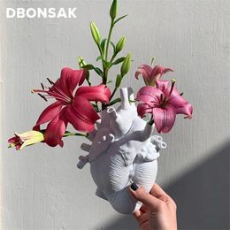 Vases Nordic Simulation Anatomical Heart Shape Flower Vase Heartbeat Resin Pot Art Sculpture Desktop Plant Home Decor 220921