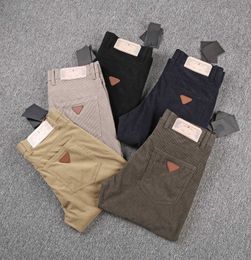2022 pantaloni di design autunno e inverno pi￹ volte confortevole materiale velluto a velluto a colori solidi business da uomo di marca di marca pantaloni da uomo