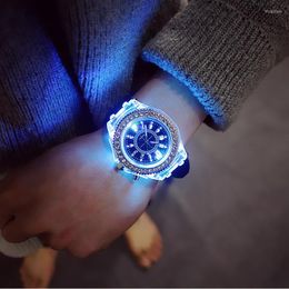 Montre-bracelets Geneva LED Light Men Quartz Watch Ladies Femmes Couple Silicone Wristwatch Flash Luminal Relogio Feminino Relojes