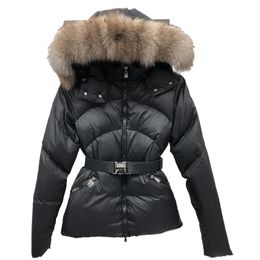 Piumino da donna di design con collo in pelliccia con cappuccio, vita corta, vestibilità slim, moda casual, distintivo ricamato, cappotto caldo invernale spesso