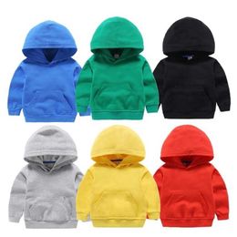 Suéter de suéter fofo de algodão fofos de pullover roupas de cor de cor sólida para roupas infantis suéter com capuz branco para meninos e meninas 220924