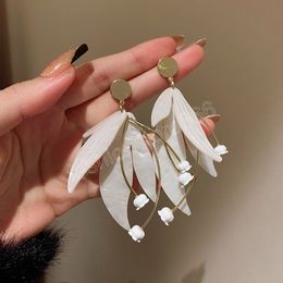 Französische romantische süße weiße Blütenblätter Dangle Ohrringe Klassische Luxus -Mode -Persönlichkeit Blumen Ohrringe Frauen Schmuck Geschenke